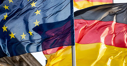 Die Flaggen Deutschlands und der EU wehen vor dem Reichstagsgebäude.