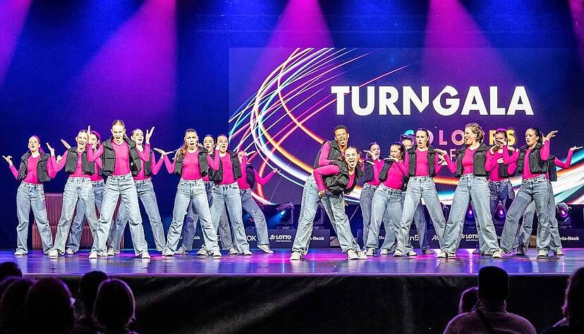 Die BlackBerries des TSV Botenheim eröffneten mit Videoclip-Dancing in der Heilbronner Harmonie die Show. Die BlackBerries des TSV Botenheim eröffneten mit Videoclip-Dancing in der Heilbronner Harmonie die Show.