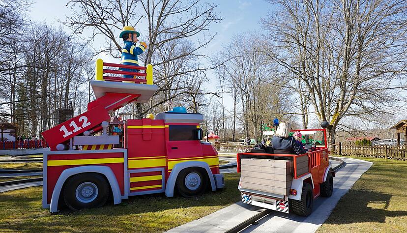 Diverse Fahrgeschäfte sollen die Besucher locken. Diverse Fahrgeschäfte sollen die Besucher locken.
