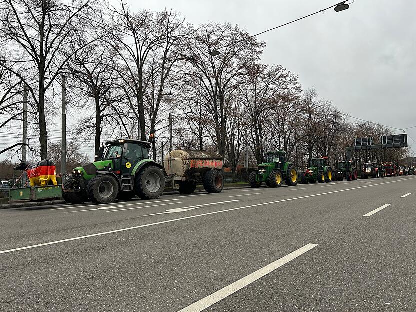Bauernprotest in Stuttgart  – Hunderte Traktoren blockieren Verkehr auf B10