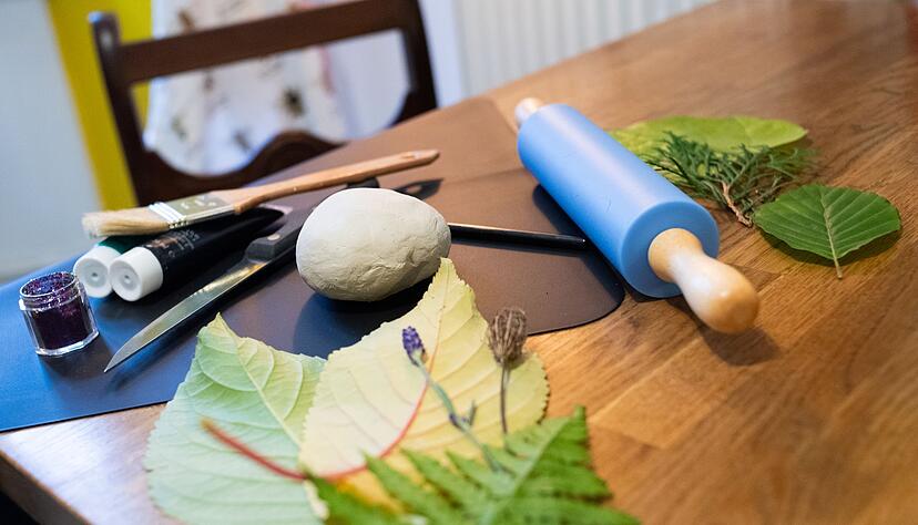 Das benötigte Material: Ton, frische Blätter, Nudelholz, Schleifpapier, ein kleines Messer, eine Schale mit gewünschter Wölbung und Farbe zum Verzieren.