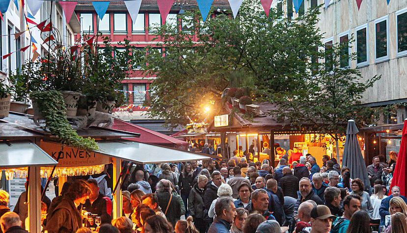 Treffpunkt Weindorf: Besucher genießen die Stimmung. Die Heimreise übernehmen Sonderfahrten im Nahverkehr.