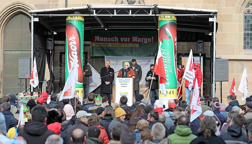 Vertreter der Gewerkschaften kritisierten bei der Kundgebung auf dem Kiliansplatz den Knorr-Mutterkonzern Unilever.