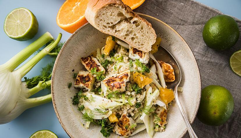 Zusammen mit Orange, Fenchel, Halloumi und einem Limettendressing wird aus Graupen ein sättigender Salat. Zusammen mit Orange, Fenchel, Halloumi und einem Limettendressing wird aus Graupen ein sättigender Salat.