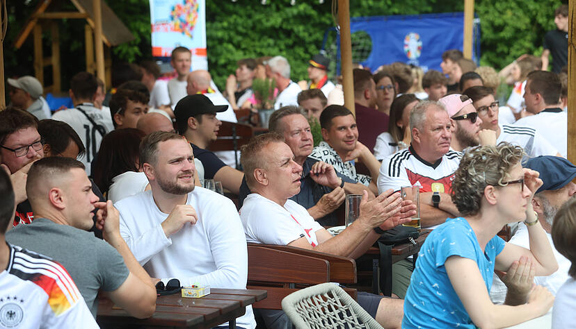 Fans verfolgen gespannt das Fußballspiel Deutschland gegen Ungarn.