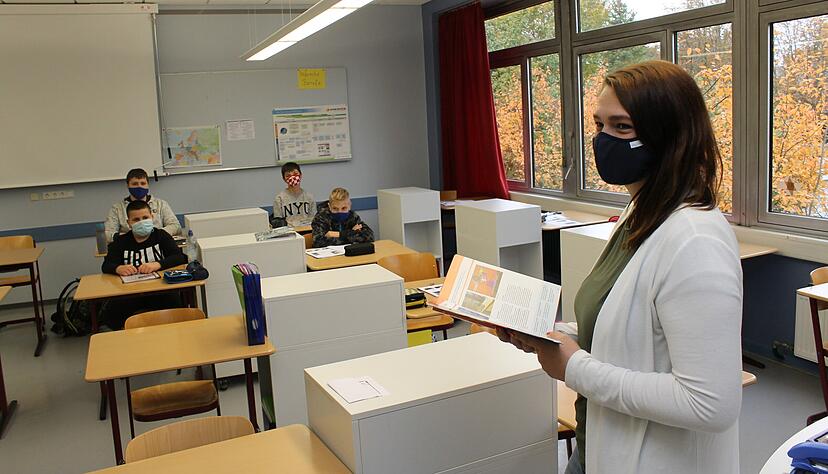 Technikunterricht: Bei Lehrerin Saskia Hallass steht nun erst einmal Theorie an. "Die Werkstoffkunde ist sehr dankbar", sagt sie. Foto: Simon Gajer