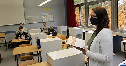 Technikunterricht: Bei Lehrerin Saskia Hallass steht nun erst einmal Theorie an. "Die Werkstoffkunde ist sehr dankbar", sagt sie.
Foto: Simon Gajer