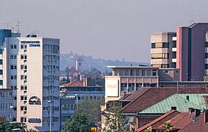 Von der AOK aus reicht der Blick über die Allee zwischen Stimme (links), Wollhaus und einstigem Barthel bis zum Haigern.