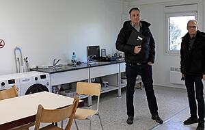 Claus Ehmann (links) und Thomas Goth von der Stadtverwaltung in der Gemeinschaftsküche für die Flüchtlinge. Wie die Geräte bedient werden und dass nach der Nutzung sauber gemacht werden muss, dazu gibt es eine Infoveranstaltung. Claus Ehmann (links) und Thomas Goth von der Stadtverwaltung in der Gemeinschaftsküche für die Flüchtlinge. Wie die Geräte bedient werden und dass nach der Nutzung sauber gemacht werden muss, dazu gibt es eine Infoveranstaltung.