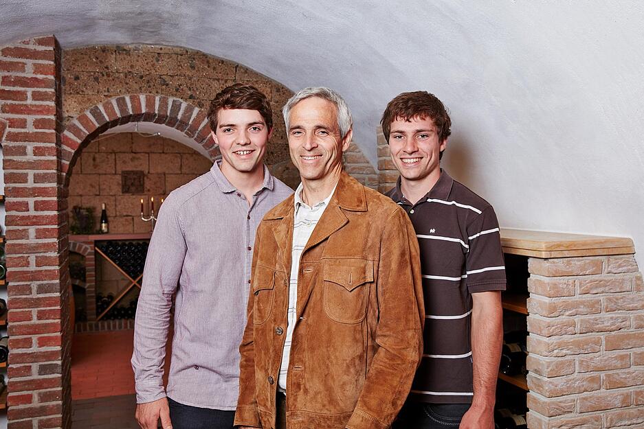 Bei Firmeninhaber J&uuml;rgen Neuschwander (Mitte) flie&szlig;t noch immer Zieglerblut in den Adern. Der Keramik-Ingenieur m&ouml;chte sich nach 40 Jahren Selbstst&auml;ndigkeit langsam aus dem Tagesgesch&auml;ft zur&uuml;ckziehen und den Stab an seine beiden S&ouml;hne &uuml;bergeben.