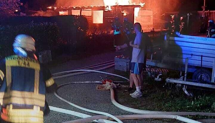 45 Kräfte der Pfedelbacher Feuerwehr waren beim Brand auf dem Campingplatz in Pfedelbach-Buchhorn im Einsatz. 45 Kräfte der Pfedelbacher Feuerwehr waren beim Brand auf dem Campingplatz in Pfedelbach-Buchhorn im Einsatz.