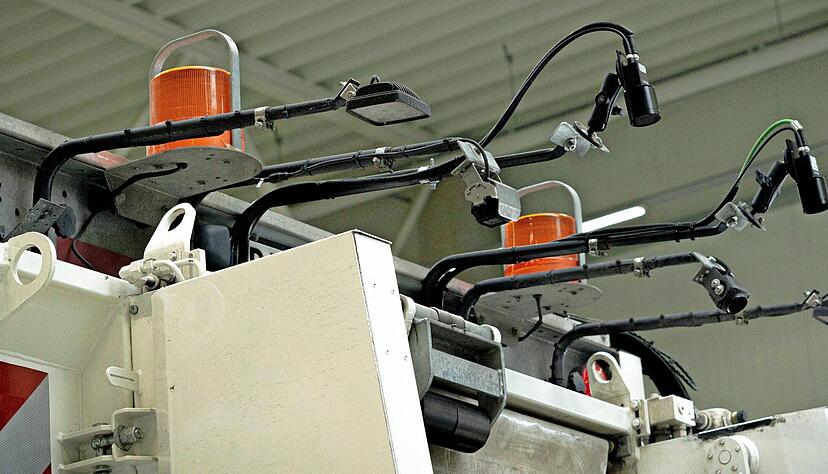 Intelligentes Kamerasystem: Dank der neu verbauten KI k&ouml;nnen Biotonnen ohne zus&auml;tzlichen Aufwand auf St&ouml;rstoffe kontrolliert werden. Am oberen Heck der M&uuml;llwagen sind spezielle KI-Kameras montiert, die den Inhalt der Biotonnen checken. Das gleiche passiert beim Leeren der Beh&auml;lter im Innenraum des Fahrzeugs.