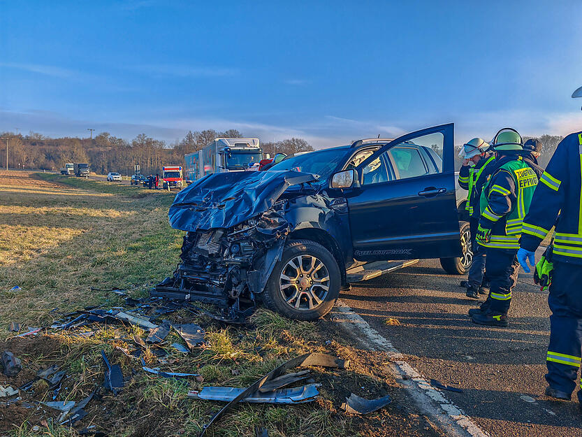 Die Bergungsarbeiten an der Unfallstelle halten an.