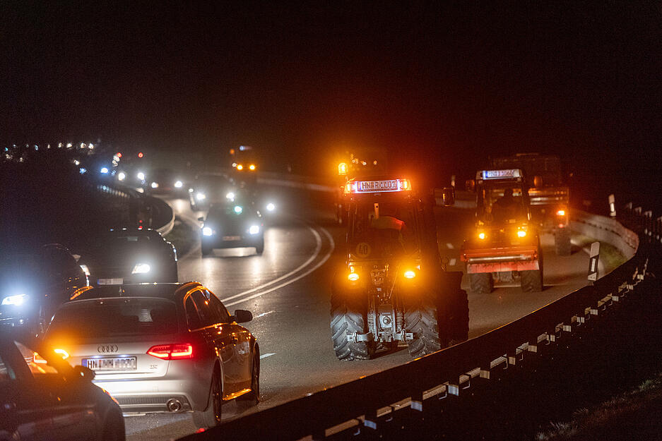 Traktor-Korso auf dem Autobahnzubringer (L1111) zwischen Heilbronn und Untergruppenbach. Traktor-Korso auf dem Autobahnzubringer (L1111) zwischen Heilbronn und Untergruppenbach.