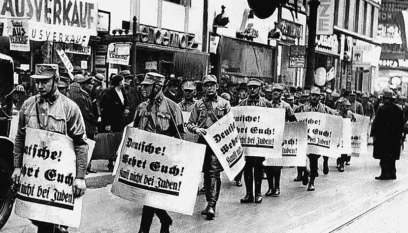 Unter der Herrschaft der Nationalsozialisten wurde viele Menschen verfolgt, darunter auch die Juden. &Ouml;ffentliche Diskriminierung war nur ein Teil davon, etwa 6 Millionen Juden wurden ermordet.