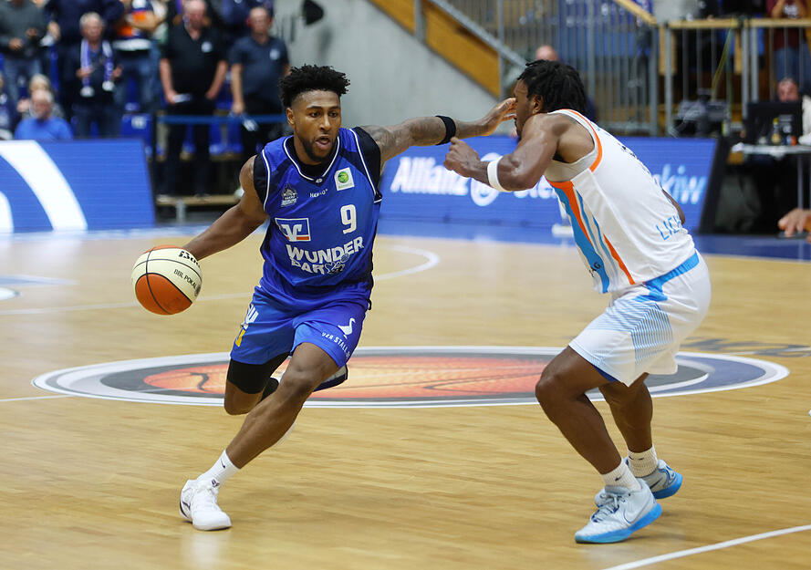 Die Hakro Merlins Crailsheim (blau) und Science City Jena trafen im Basketball-Pokal aufeinander.