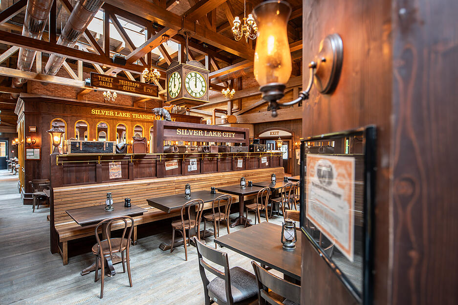 Auch im Restaurant ist alles aus Holz und im Stil des neuen Themenbereichs im Europa-Park. Auch im Restaurant ist alles aus Holz und im Stil des neuen Themenbereichs im Europa-Park.