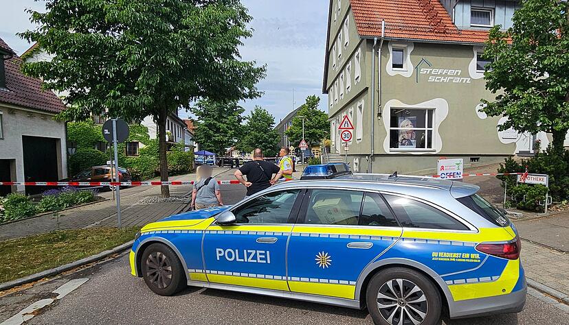 Eine Stra&szlig;e ist mit einem Polizeifahrzeug und Polizeiflatterband abgesperrt. In Wangen im Kreis G&ouml;ppingen ist ein Mann erschossen worden, der zuvor mit einem Messer auf zwei Polizeibeamte zugegangen war. Ein Polizist ist nach dpa-Informationen schwer verletzt worden. Der Vorfall ereignete sich im Zusammenhang mit einem Vorf&uuml;hrbefehl. (zu dpa: &laquo;Polizei erschie&szlig;t Mann mit Messer&raquo;)