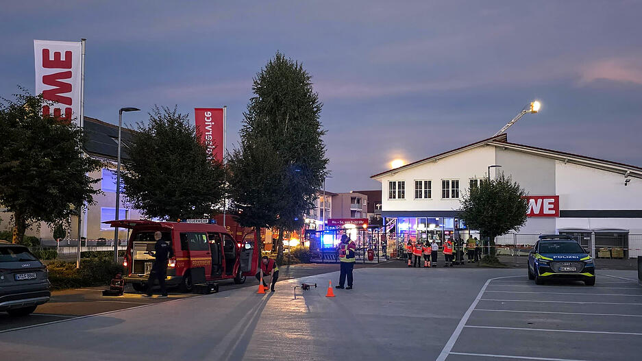 Neben der Feuerwehr waren auch Kräfte des Technischen Hilfswerks sowie Rettungsdienst und Polizei in Lauchringen wegen des eingestürzten Daches am Supermarkt im Einsatz.