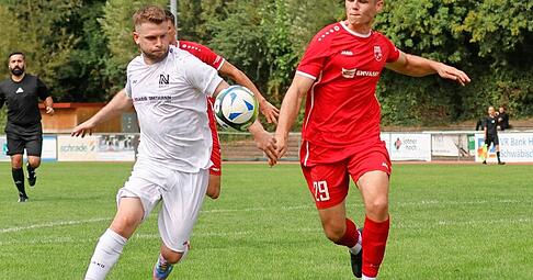 &Ouml;hringens Philipp Schropp (rechts) in Zweikampf mit Bahadir &Ouml;zkan von der Sport-Union Neckarsulm.