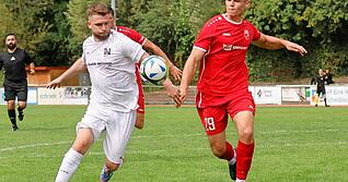 &Ouml;hringens Philipp Schropp (rechts) in Zweikampf mit Bahadir &Ouml;zkan von der Sport-Union Neckarsulm.