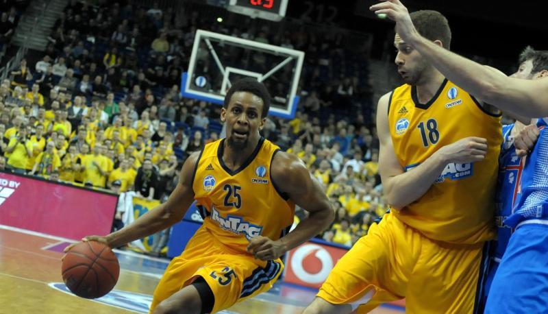 ALBA&nbsp;Berlins Jonas Wolfarth-Bottermann (M) blockt den Weg f&uuml;r Clifford Hammonds frei. Foto: Oliver Mehlis