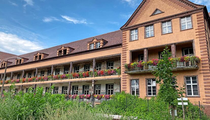 Die alte Chirurgie. Aus der Ferne wirkt das Geb&auml;ude intakt.