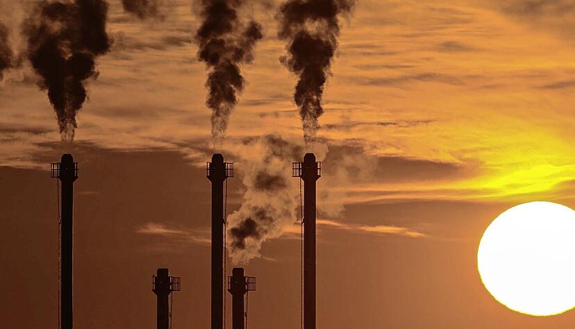 Noch raucht es aus den Schloten deutscher Industrieunternehmen. Doch die Sorge wächst, dass mehr Firmen ins Ausland abwandern, wenn die Politik nicht bessere Wettbewerbsbedingungen schafft.
Foto: dpa