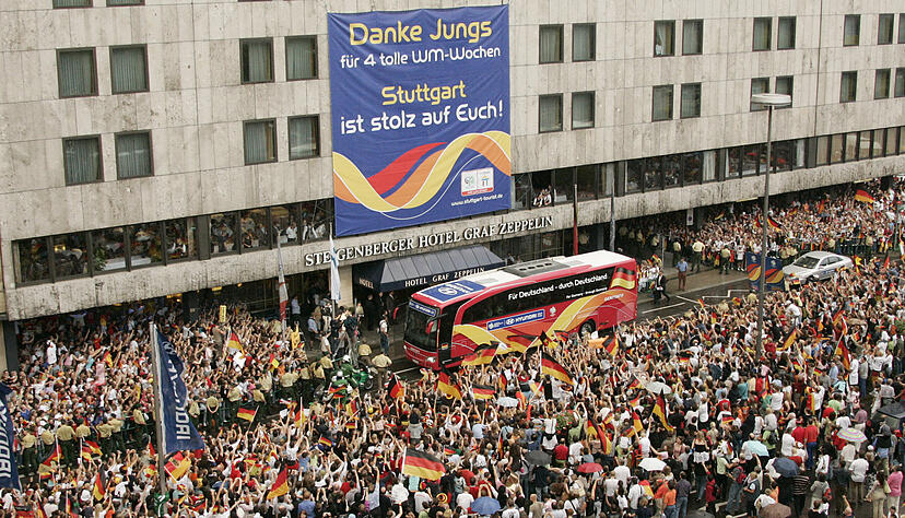 Tausende Fußballfans empfangen 7. Juli 2006 in Stuttgart die DFB-Elf vor dem Steigenberger Hotel Graf Zeppelin.