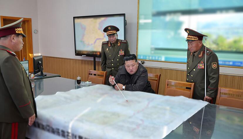 Die von Machthaber Kim Jong Un nach Russland entsendeten Soldaten sollen wegen hoher Verluste im Kampf mit ukrainischen Truppen vorerst von der Front abgezogen worden sein. (Archivbild) Die von Machthaber Kim Jong Un nach Russland entsendeten Soldaten sollen wegen hoher Verluste im Kampf mit ukrainischen Truppen vorerst von der Front abgezogen worden sein. (Archivbild)