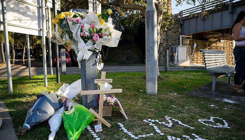 Mitsch&uuml;ler legten in der N&auml;he der Ungl&uuml;cksstelle Blumen nieder.