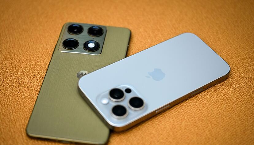 Schlanker mit eigenem Farbakzent: Das Motorola Signature im Vergleich zu einem iPhone 16 Pro.