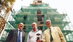 Zeit und Kosten sind im Plan (von links): Kirchenpfleger Rolf Krieg, Architekt Eberhard Eisenbei&szlig; und Diakonie-Gesch&auml;ftsf&uuml;hrer Karlfriedrich Bretz. Foto: Dittmar Dirks