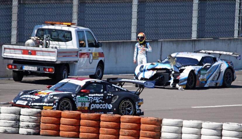 Ein unschönes Bild: Markus Pommer steht nach einem Crash mit einem Porsche neben seiner demolierten Corvette C7 GT3-R .
Foto: imago images/Eibner-Pressefoto