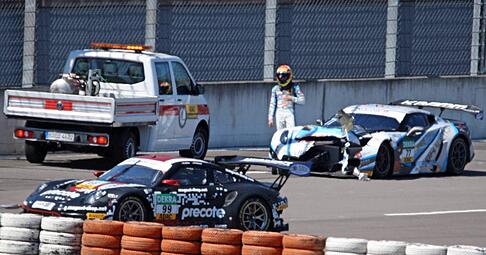 Ein unschönes Bild: Markus Pommer steht nach einem Crash mit einem Porsche neben seiner demolierten Corvette C7 GT3-R .
Foto: imago images/Eibner-Pressefoto