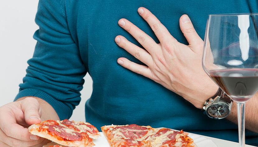 Fettiges Essen und Alkohol können Sodbrennen begünstigen. Fettiges Essen und Alkohol können Sodbrennen begünstigen.