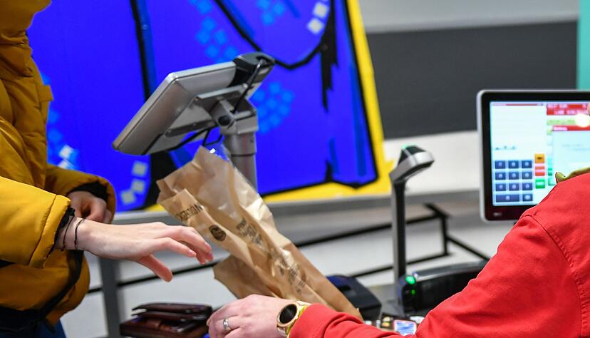 Kassiererinnen und Kassierer arbeiten oft auf Minijob-Basis: Ab 2025 steigen auch ihre Verdienstmöglichkeiten. Kassiererinnen und Kassierer arbeiten oft auf Minijob-Basis: Ab 2025 steigen auch ihre Verdienstmöglichkeiten.