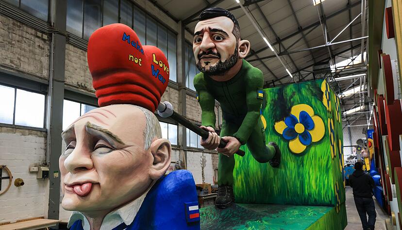 Auf einem der Wagen versucht der ukrainische Pr&auml;sident Wolodymyr Selenskyj, dem russischen Pr&auml;sidenten Wladimir Putin die Botschaft &laquo;Make Love not War&raquo; einzuh&auml;mmern.