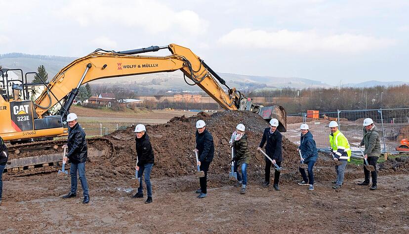 Vertreter der Stadt, des Erschließungsträgers, des Kreis-Vermessungsamtes, der Tiefbaufirma sowie der Ingenieurbüros griffen in "Spitzäcker II" zum Spaten.
Foto: Mario Berger