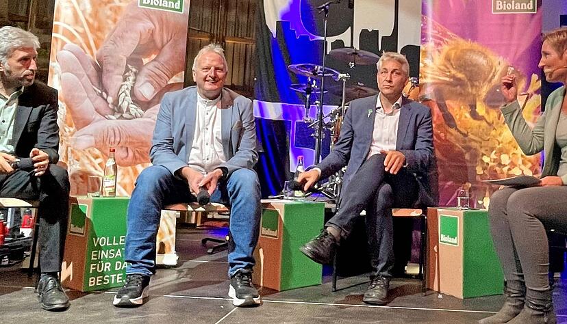 Oberb&uuml;rgermeister Boris Palmer (von links), Unternehmer Wolfgang Maier und Bioland-Pr&auml;sident Jan Plagge stellen Ideen vor, wie die Zukunft nicht verbaut wird.
Foto: Birgit Trinkle