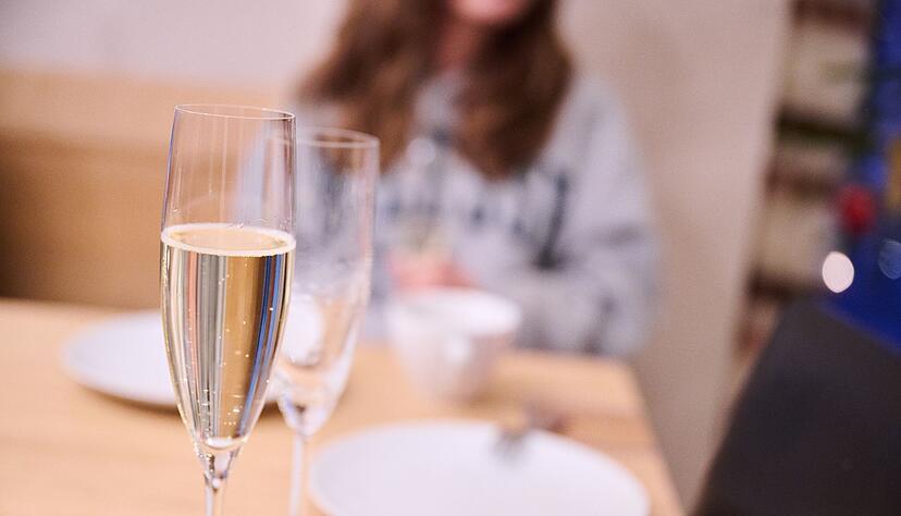 Unter Aufsicht der Eltern d&uuml;rfen bislang auch Jugendliche ab 14 Jahren ein Glas Sekt trinken.