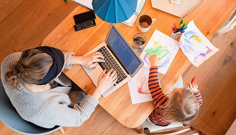 Oft schwierig unter einen Hut zu bringen: Vollzeitbesch&auml;ftigung und Kinderbetreuung.