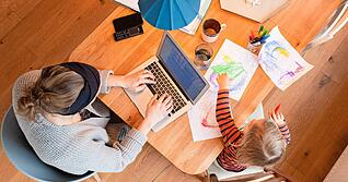 Oft schwierig unter einen Hut zu bringen: Vollzeitbesch&auml;ftigung und Kinderbetreuung.