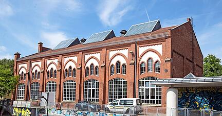 Außen bunt, innen noch teilweise Baustelle: 2024 soll das Kulturzentrum an der Olgastraße in der Bahnhofsvorstadt fertig sein. 
Foto: Andreas Veigel