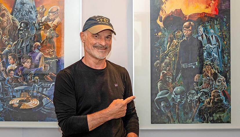 Zu Besuch in der Ausstellung &bdquo;Kunst der Sterne&ldquo; Unter der Pyramide der KSK Heilbronn: Synchronsprecher Hans-Georg Panczak.