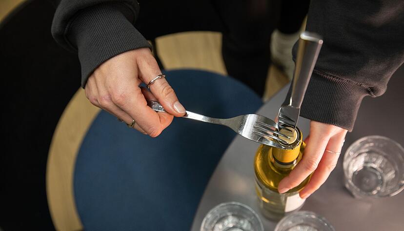 Schritt 2: Die Messerscheide zwischen die Zinken der Gabel schieben und drehen.