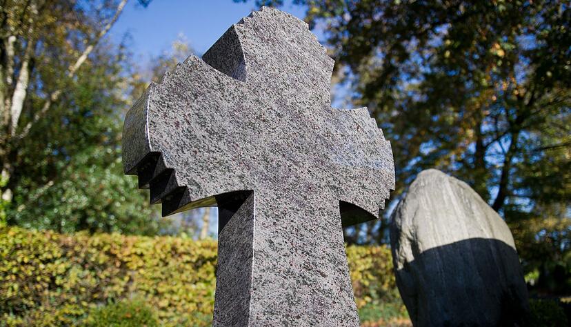 In Br&auml;unlingen sind im Herbst mehrere Gr&auml;ber besch&auml;digt worden. (Symbolbild)