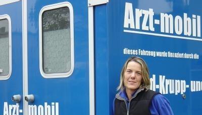 Steffi Löhr steht Arzt-mobil in Essen. Steffi Löhr steht Arzt-mobil in Essen.