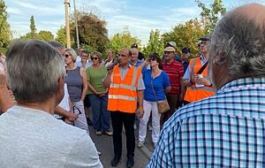 Verantwortliche der geplanten Ludwigsburger Stadtbahn Lucie, unter anderem Geschäftsführer Frank von Meißner, schauen sich mit Bürgern die Trasse durch Möglingen an. Lucie steht für Ludwigsburger City-Express. Verantwortliche der geplanten Ludwigsburger Stadtbahn Lucie, unter anderem Geschäftsführer Frank von Meißner, schauen sich mit Bürgern die Trasse durch Möglingen an. Lucie steht für Ludwigsburger City-Express.