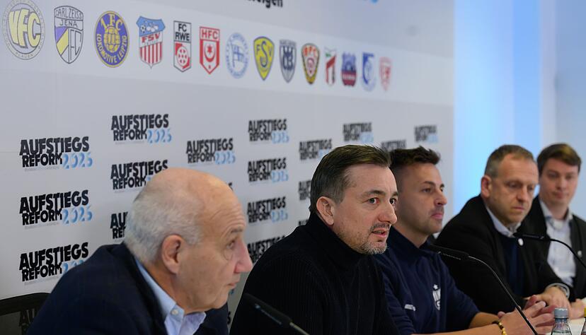 Vertreter der Vereine aus Erfurt (l-r), Halle, Chemnitz, Jena und Zwickau begr&uuml;nden die L&ouml;sungsvorschl&auml;ge f&uuml;r eine Regionalliga-Reform.